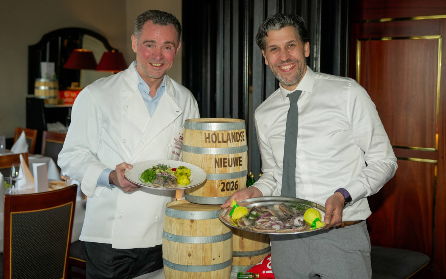 Dirk Kowalke und Benjamin Kast eröffnen die Matjes-Saison im Fischereihafen Restaurant /© Felix Kumih