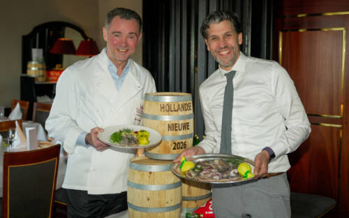 Dirk Kowalke und Benjamin Kast eröffnen die Matjes-Saison im Fischereihafen Restaurant /© Felix Kumih