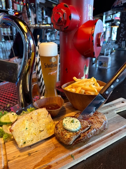 Ein gutes Steak, goldene Fritten und ein kühles Bier / ©Zwick