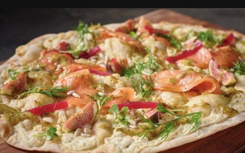 Flammkuchen mit frischem Dill und Lachs ist nur eine von vielen Optionen im neuen Flamm & Wein / ©Frank von Wieding