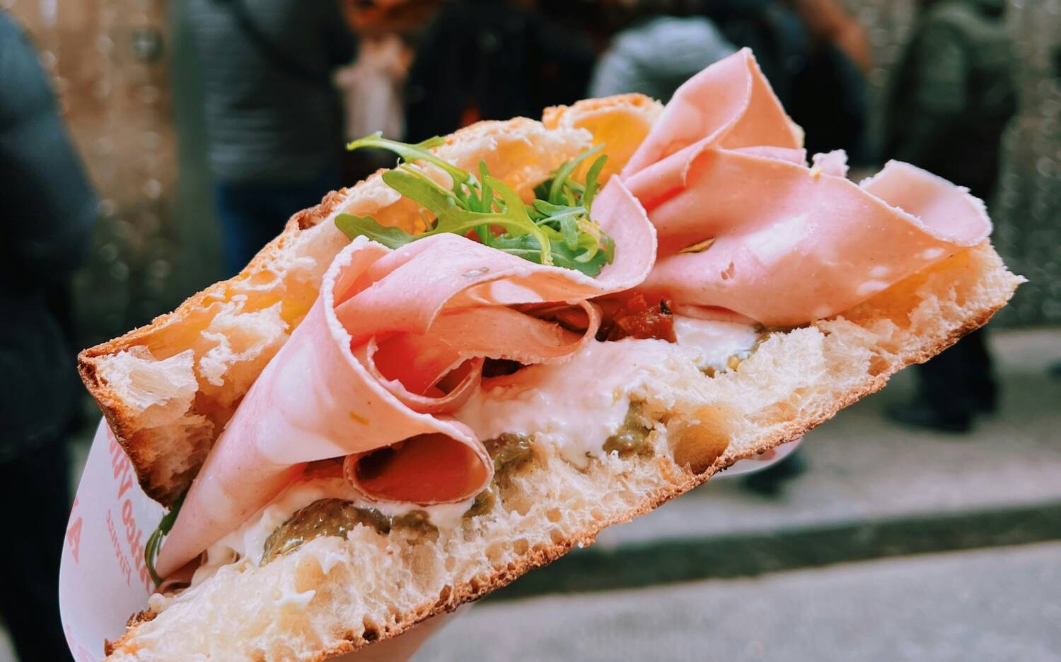 Fluffig-krosse Fociacca gibt es seit Anfang Juni in Hamburgs Innenstadt bei Fox Fociacca / ©ornella falcone/Unsplash