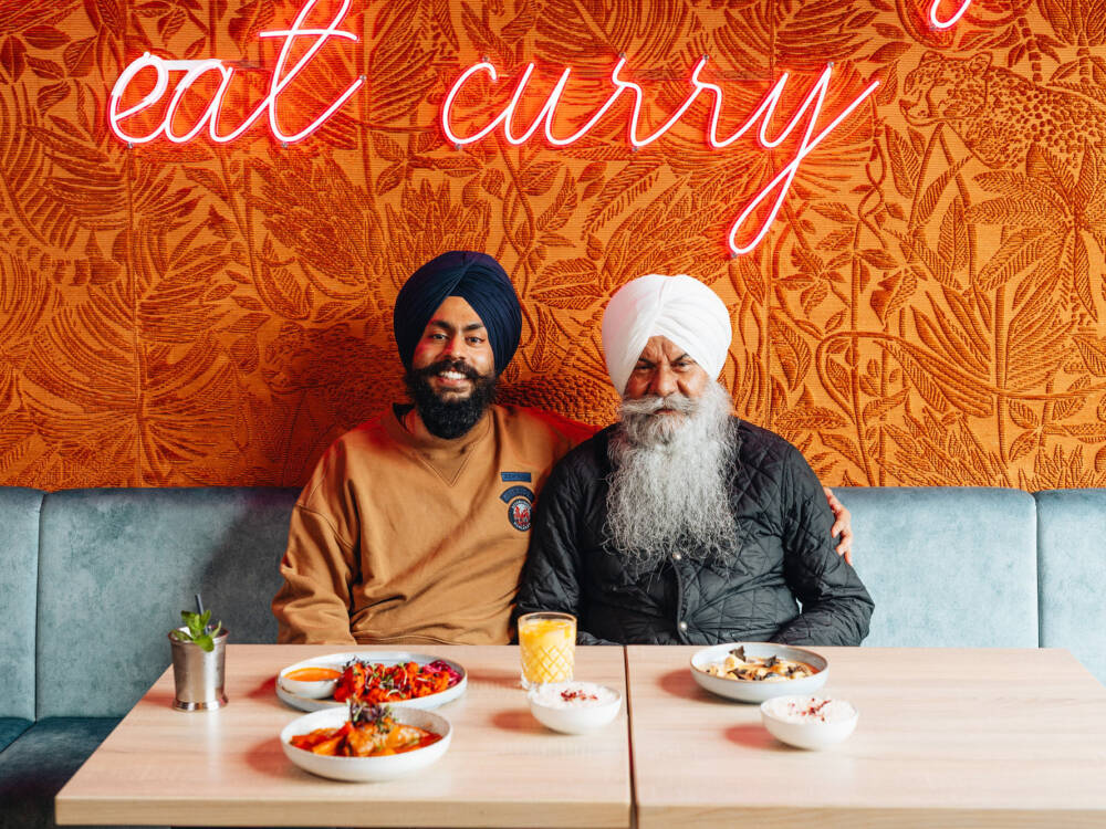 Gurbir Singh Muhar (l.) mit Vater Dalbir / ©Julia Schumacher