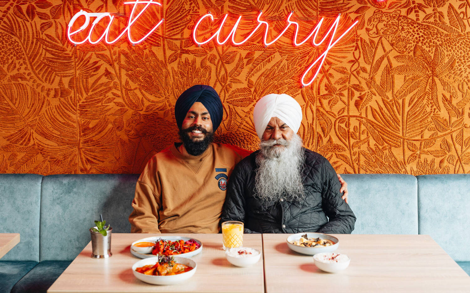 Gurbir Singh Muhar (l.) mit Vater Dalbir / ©Julia Schumacher