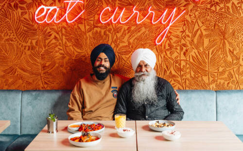 Gurbir Singh Muhar (l.) mit Vater Dalbir / ©Julia Schumacher