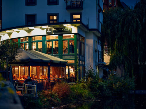 Im Berger’s am Serrahn können Gäste Frühstück, Mittag oder Abendessen direkt am Wasser genießen / ©Marc Sill