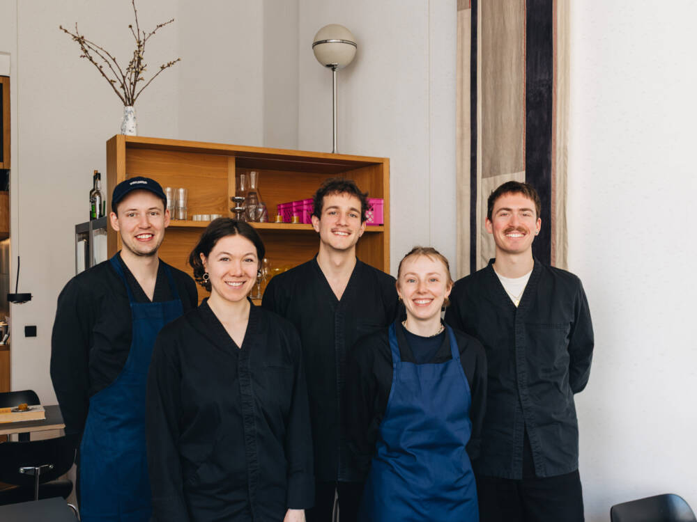 Küchenchef Julian Rickert, Somme­lière Clara Huppert, Küchenchef Joshua Feldkircher, Köchin Ida Stahlhoven und Geschäftsführer Franz Kirsch (v. l.) haben ihren ersten Stern für das Arc eingesackt / ©Julia Schumacher