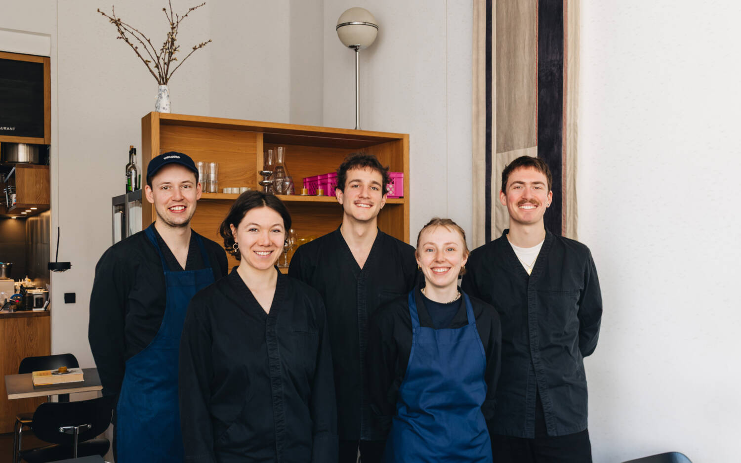 Küchenchef Julian Rickert, Somme­lière Clara Huppert, Küchenchef Joshua Feldkircher, Köchin Ida Stahlhoven und Geschäftsführer Franz Kirsch (v. l.) haben ihren ersten Stern für das Arc eingesackt / ©Julia Schumacher