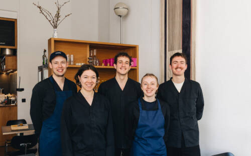 Küchenchef Julian Rickert, Somme­lière Clara Huppert, Küchenchef Joshua Feldkircher, Köchin Ida Stahlhoven und Geschäftsführer Franz Kirsch (v. l.) haben ihren ersten Stern für das Arc eingesackt / ©Julia Schumacher