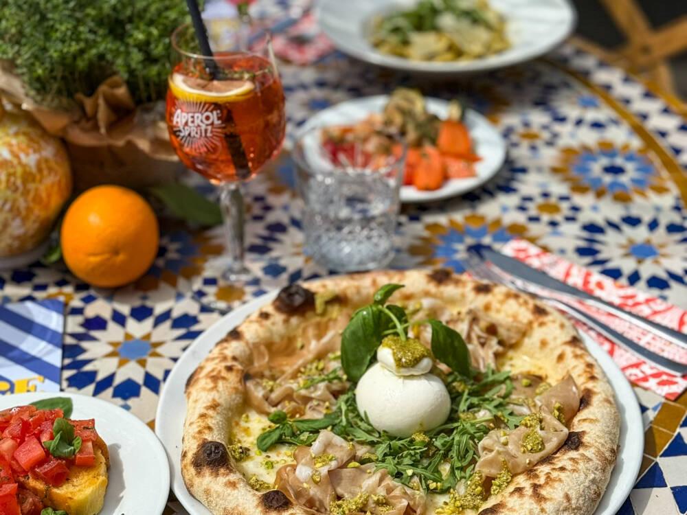 Neapolitanische Pizza kommt klassisch mit fluffigem, leicht krossem Rand beim Gast an / ©Andronaco