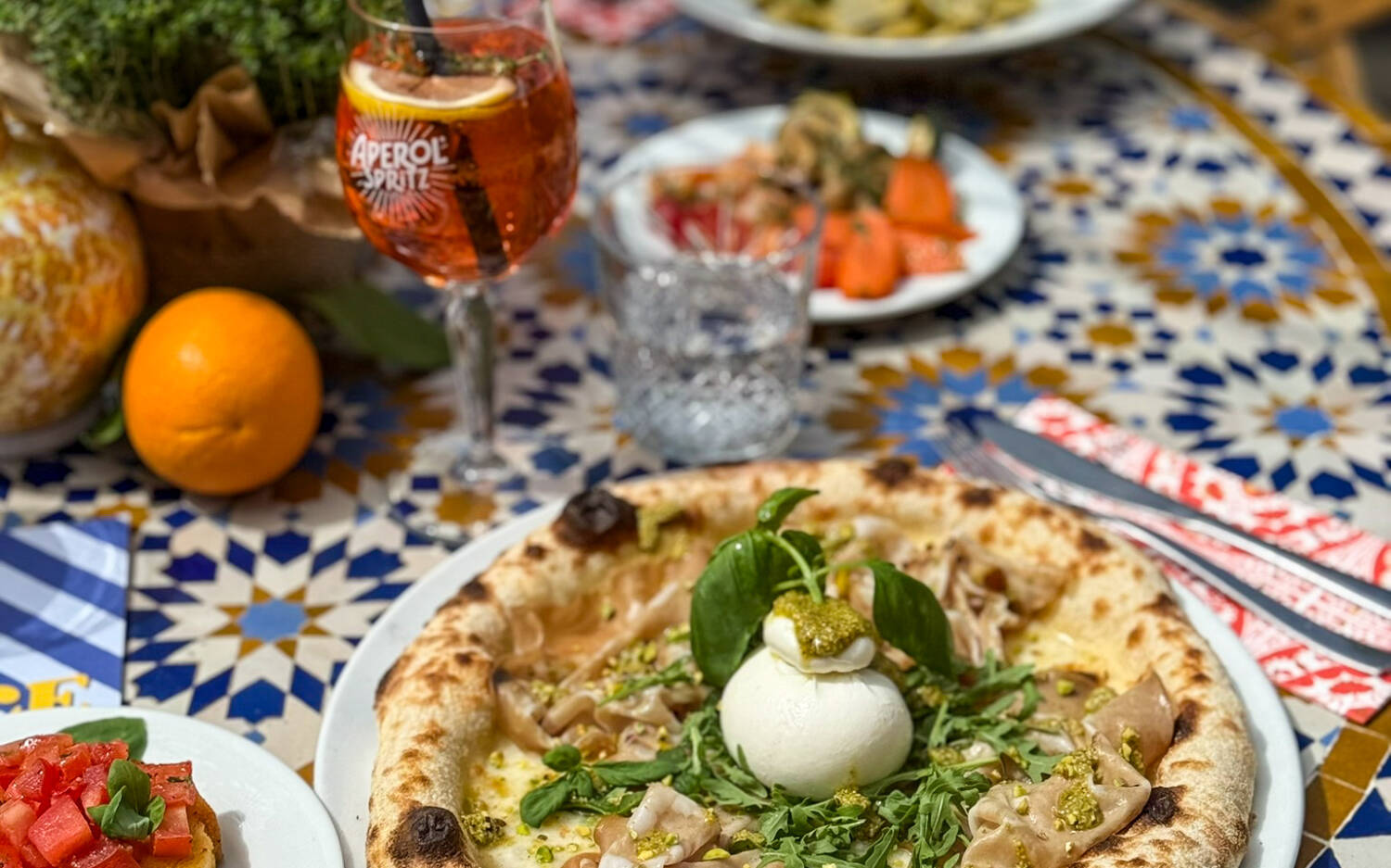 Neapolitanische Pizza kommt klassisch mit fluffigem, leicht krossem Rand beim Gast an / ©Andronaco