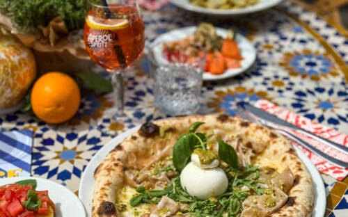 Neapolitanische Pizza kommt klassisch mit fluffigem, leicht krossem Rand beim Gast an / ©Andronaco