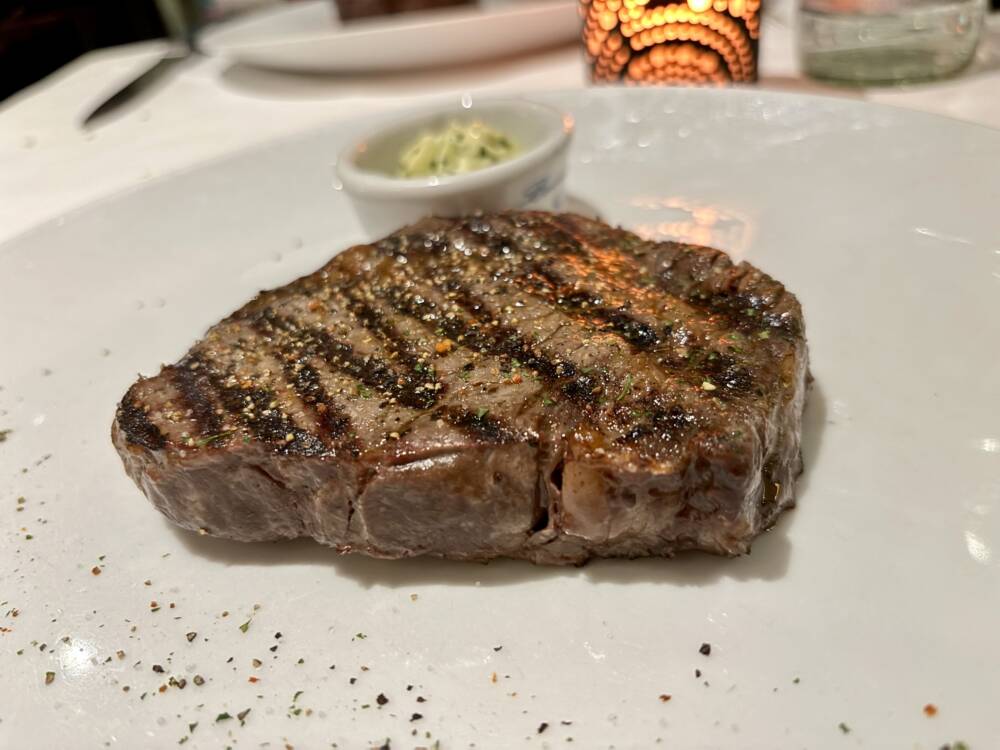 Ob zum selberbraten oder direkt im Bistro – bei Delta gibt es besten Fleischgenuss / ©Michael Hein