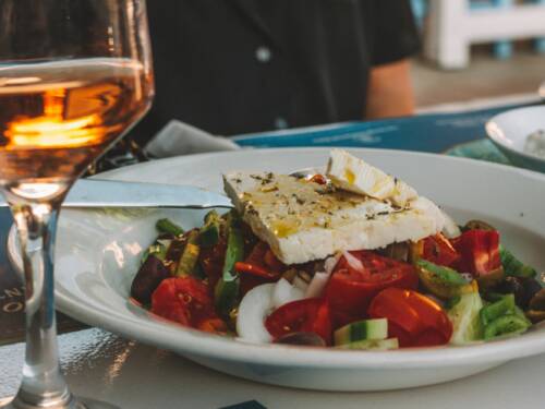 Seit 2001 gibt es im Restaurant Jannis in Wandsbek Gyros, Bifteki, Souvlaki und weitere griechische Evergreens / ©Unsplash/Loes Klinker