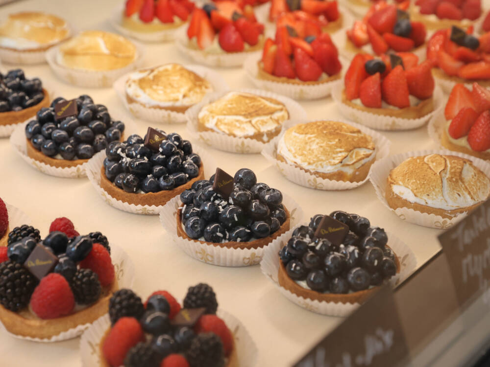 Süße Törtchen, so weit das Auge reicht. Die Patisserie in Hamburg-Ottensen ist ein Traum für alle, die es süß mögen / ©Melanie Dreyssee