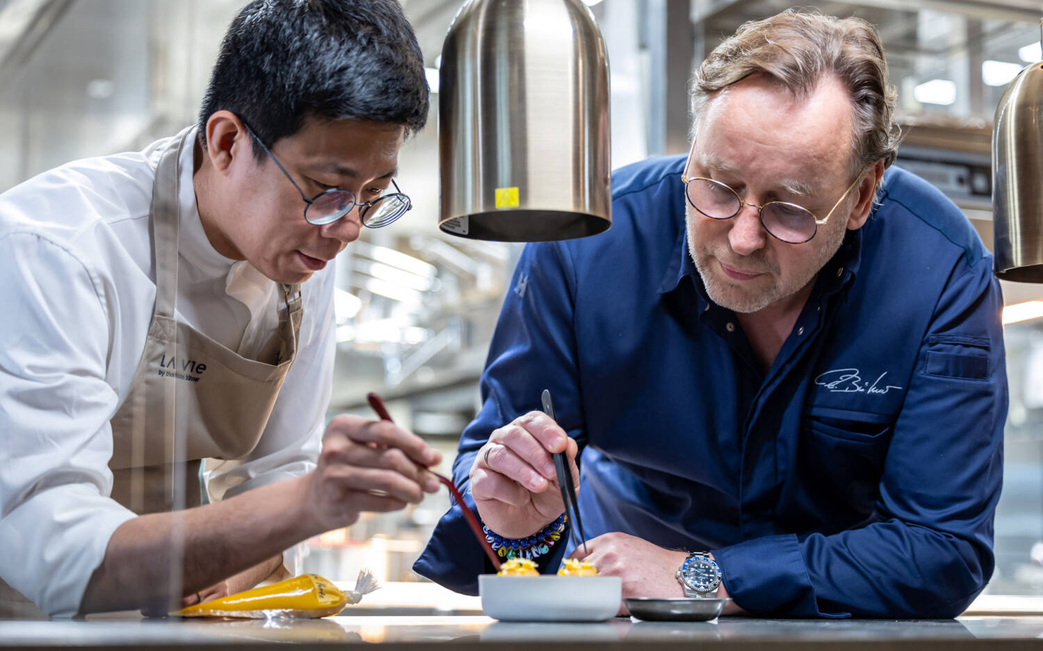 Thomas Bühner (r.) mit Küchenchef Xavier Yeung in seinem Restaurant in Taipeh / ©laviebythomasbuehner/tw
