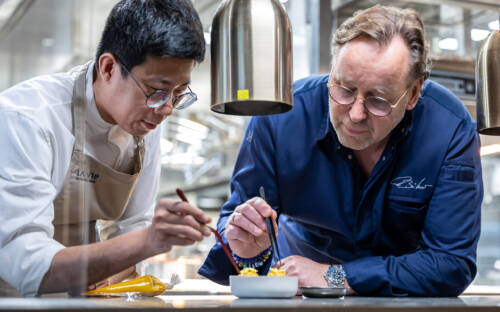 Thomas Bühner (r.) mit Küchenchef Xavier Yeung in seinem Restaurant in Taipeh / ©laviebythomasbuehner/tw