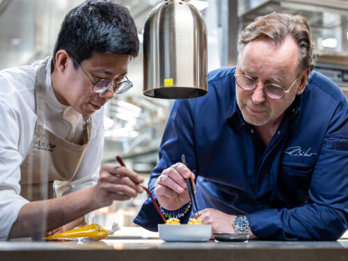 Thomas Bühner (r.) mit Küchenchef Xavier Yeung in seinem Restaurant in Taipeh / ©laviebythomasbuehner/tw