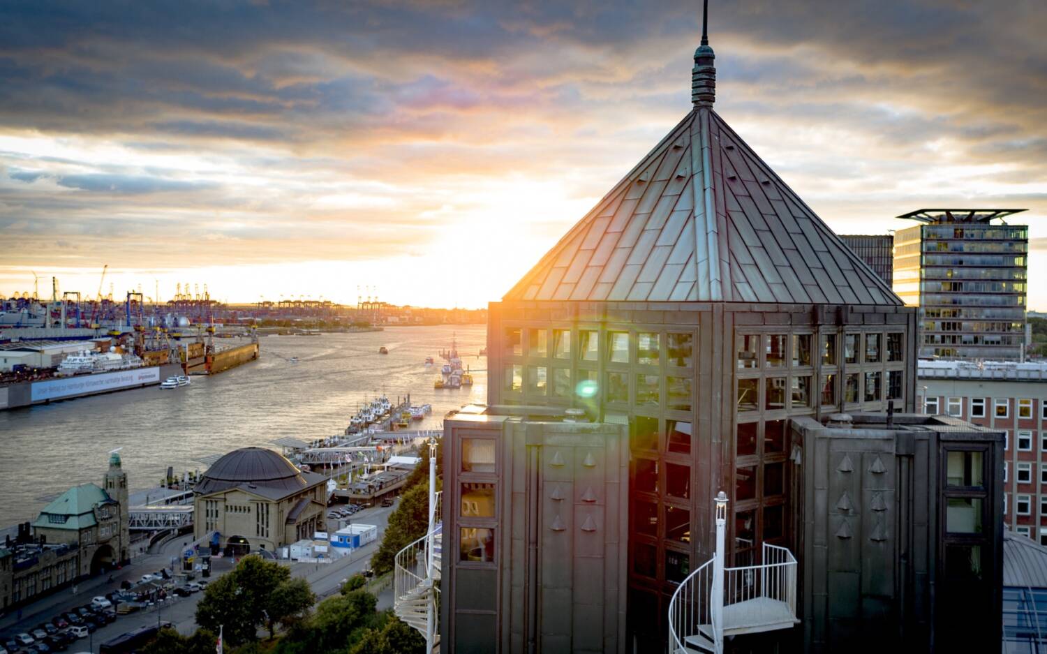 Wer sich hoch traut, wird mit einem grandiosen Ausblick und guten Cocktails belohnt: Tower Bar / ©HotelHafenHamburg/Andrea Flak