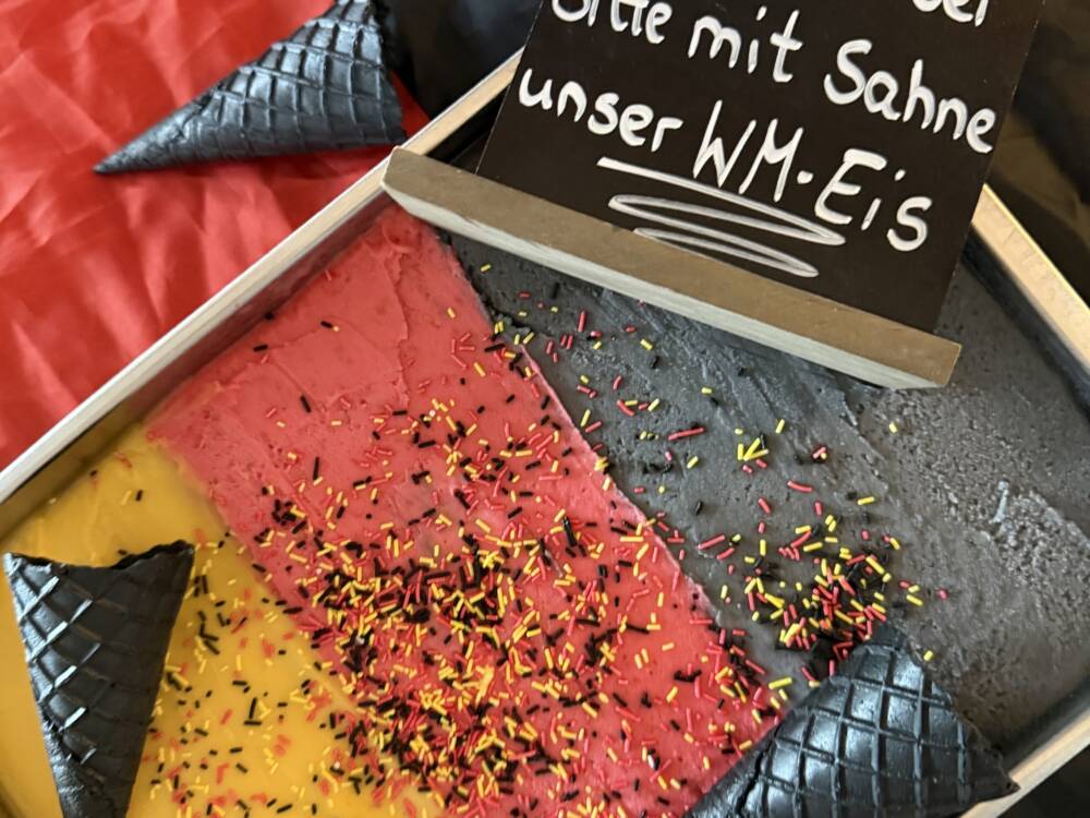 WM-Eis in Schwarz-Rot-Gold bei Bitte mit Sahne in Sasel /© BrandAmour. Marketing Consulting. Janina Hamid.