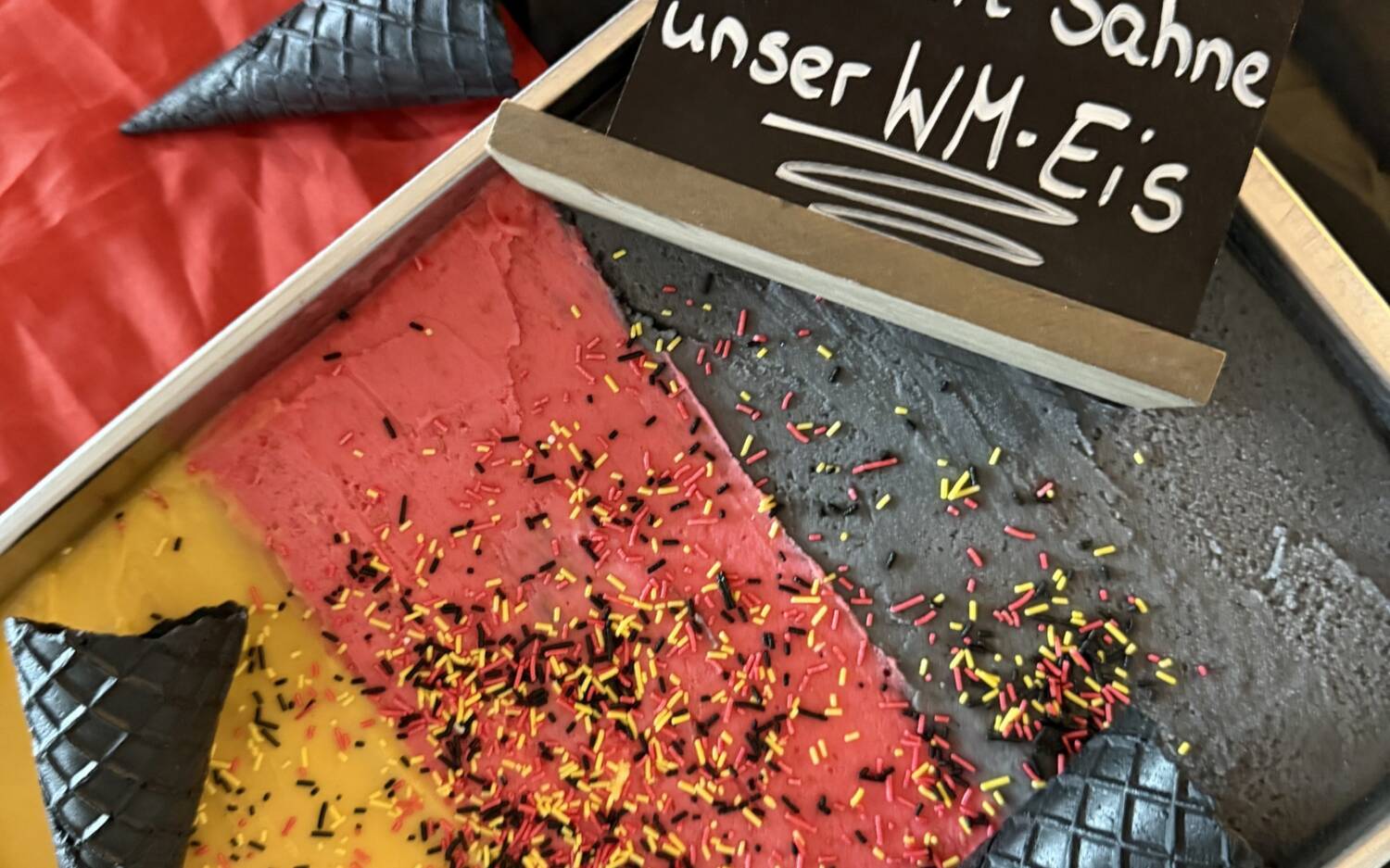 WM-Eis in Schwarz-Rot-Gold bei Bitte mit Sahne in Sasel /© BrandAmour. Marketing Consulting. Janina Hamid.