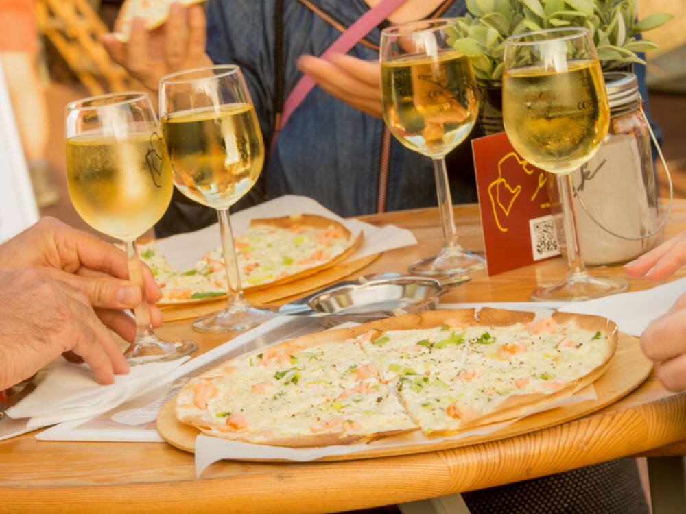 Anstoßen auf den Sommer: Beim Bergedorfer Weinfest warten zahlreiche Weine auf Entdecker /©Marius Roeer
