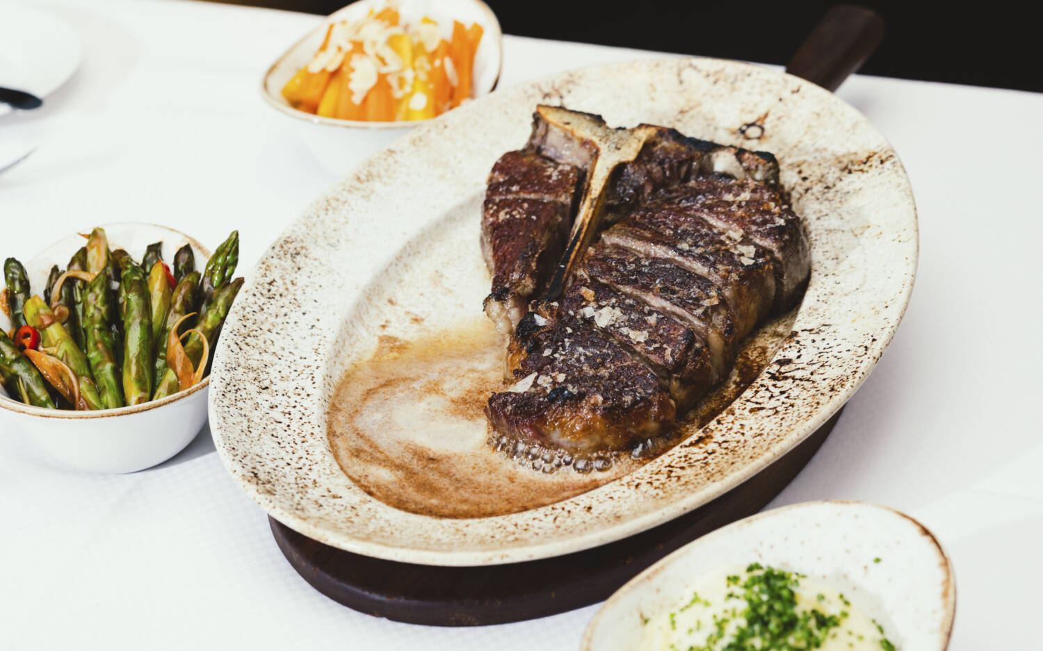 Außen karamellisiert, innen saftig: Das Theo’s bringt beim Testsieger-Food-Festival saftige Steaks auf die Teller / ©Julia Schumacher 