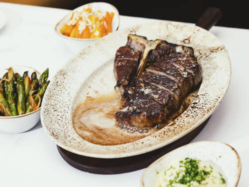 Außen karamellisiert, innen saftig: Das Theo’s bringt beim Testsieger-Food-Festival saftige Steaks auf die Teller / ©Julia Schumacher 