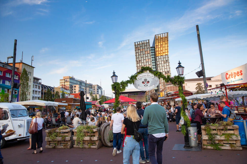 Beim Winzerfest auf dem Spielbudenplatz stellen sechs Winzerinnen und Winzer ihre Regionen vor / ©Marius Rooer