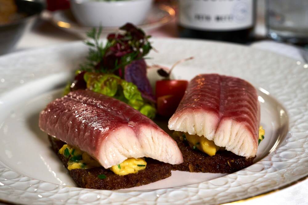 Das Fischereihafen Restaurant serviert Aal auf Pumpernickel (©Marc Sill)