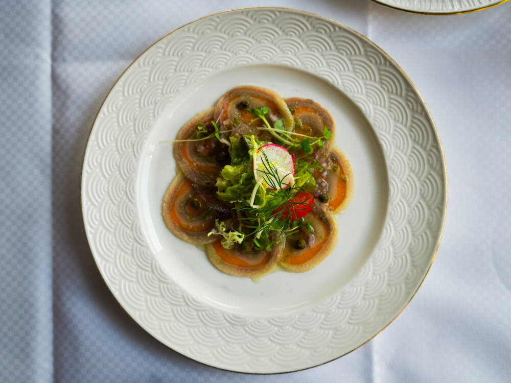 Das Fischereihafen Restaurant serviert in der Zeit vom 17. Juni bis Ende August das Matjes-Menü / ©Felix Kumih