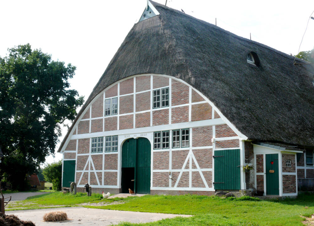 Das große Fachwerk-Bauernhaus auf dem Hof Eggers macht viel her / ©Henning Beeken