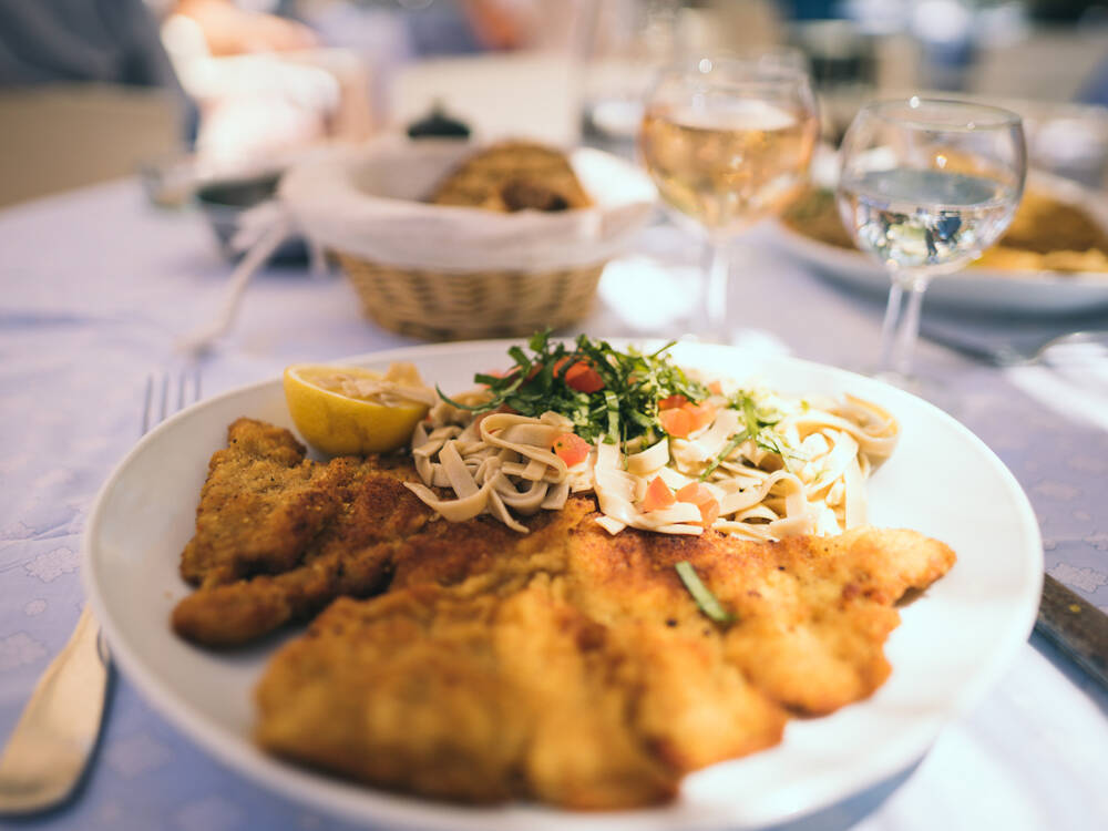 Das österreichisch geführte Wirtshaus Watzmann ist vor Allem für seine Schnitzel bekannt / ©Unsplash/Valentin B. Kremer