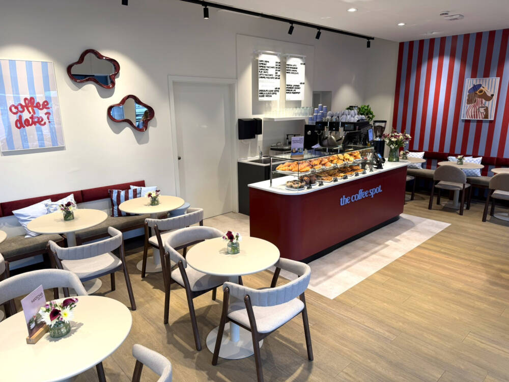 Der Innenraum der Kaffeebar komplettiert das Farbkonzept / ©Tchibo