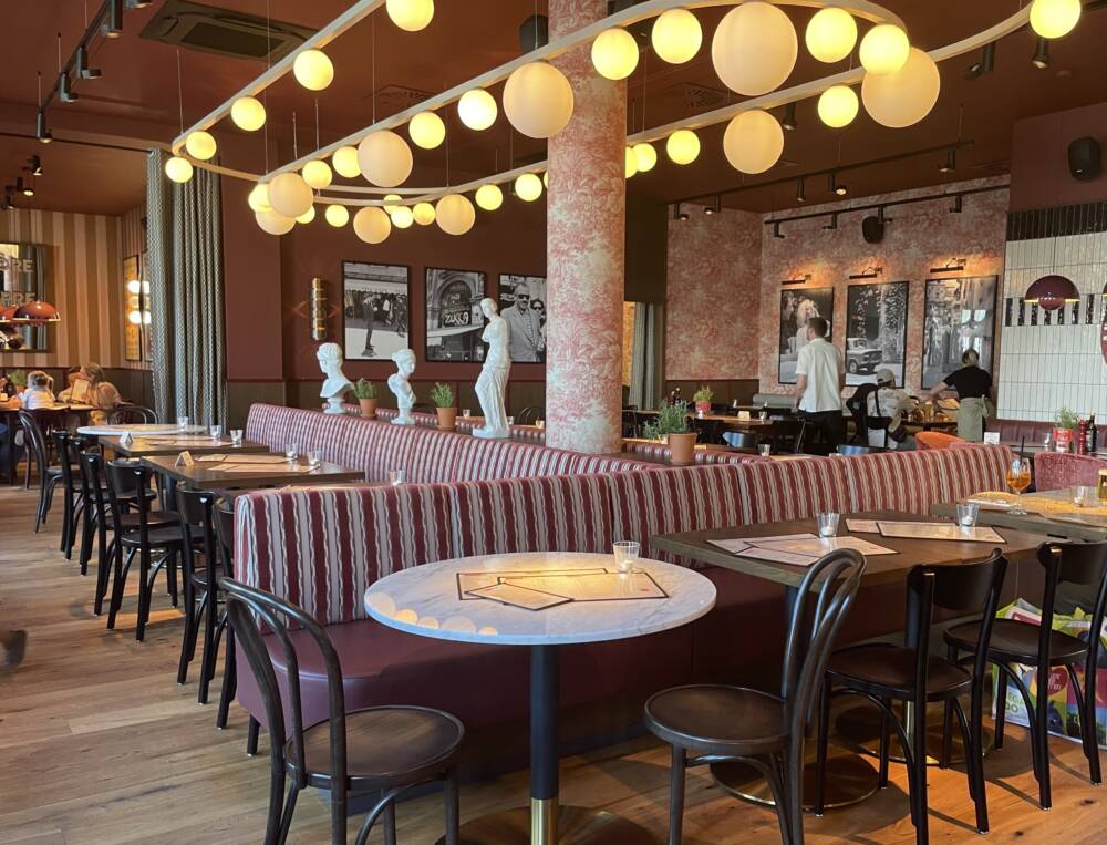 Der neue Standort der L’Osteria bietet sowohl drinnen als auch draußen reichlich Platz zum Genießen / ©Alina Fedorova
