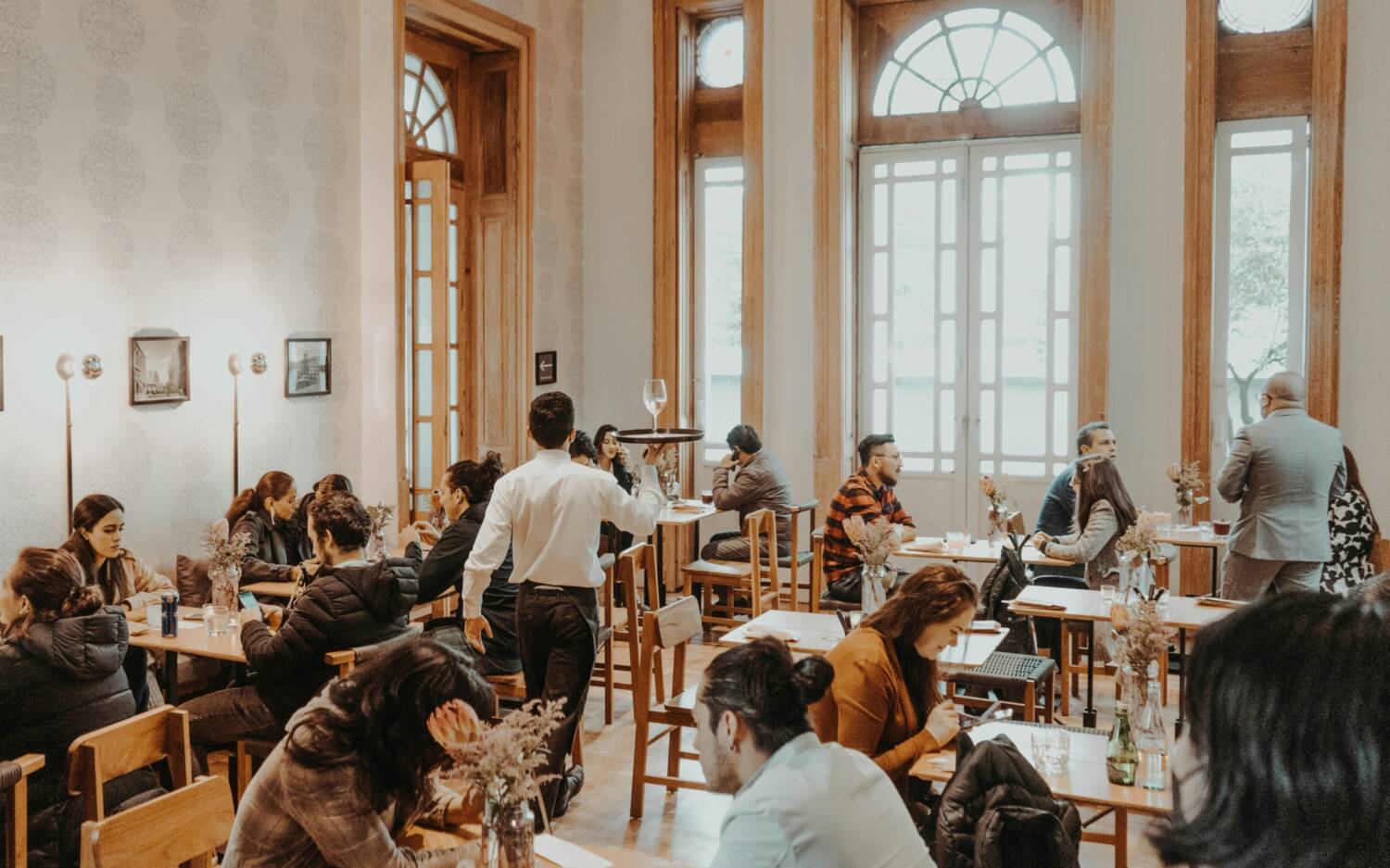 Die Gastronomie lebt zu großen Teilen von Minijobbenden / ©Unsplash/Nahima Aparicio