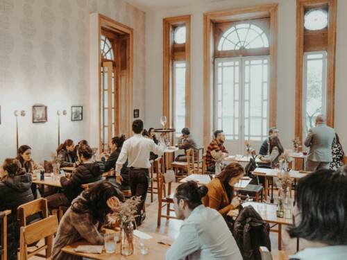 Die Gastronomie lebt zu großen Teilen von Minijobbenden / ©Unsplash/Nahima Aparicio