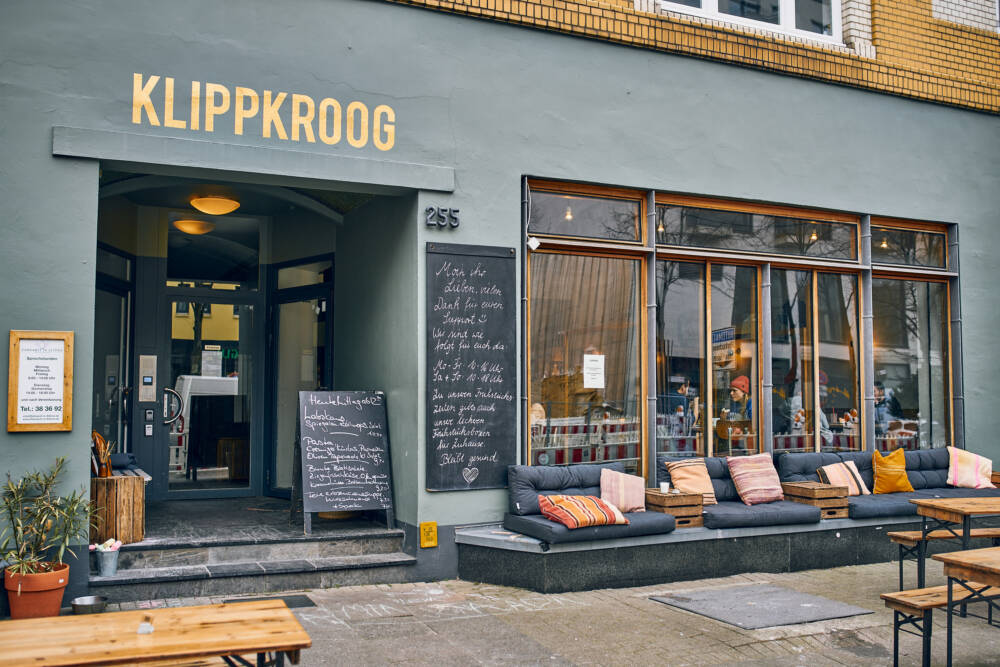 Die große Fensterfront bietet einen guten Enblick in das Café / © Marc Sill