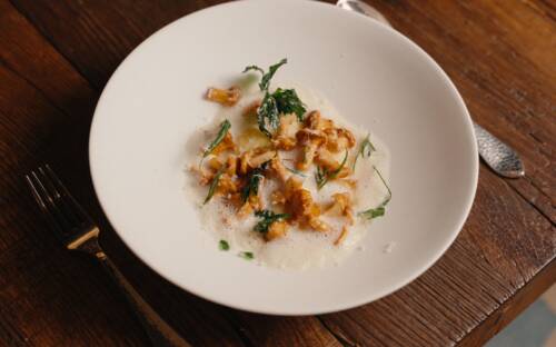 Die handgemachten Ravioli von Cornelia Poletto liegen unter einem cremigen Parmesanschaum / ©SZENE Studios 