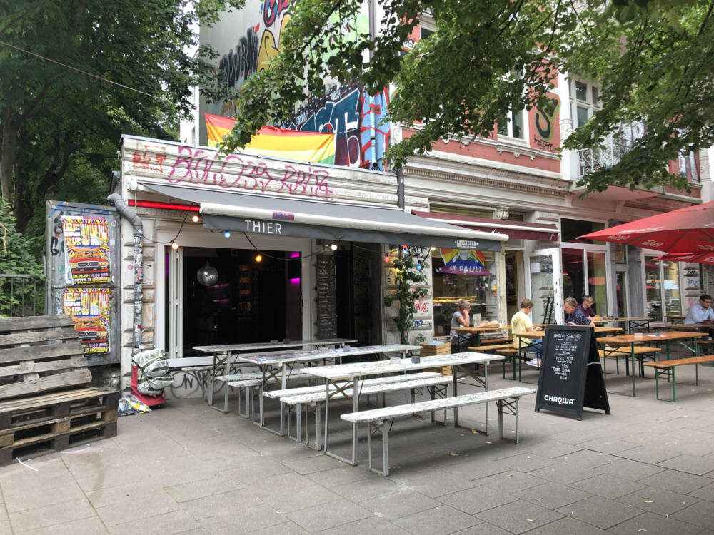 Die Regenbogenflagge weht über dieser Bar in der Schanze / ©Karoline Gebhardt