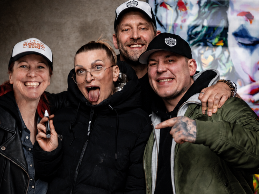 Dream-Team für den guten Zweck: Eve Chamgane (l.), Susanna Horn und Daniel Schmidt vom ELbschlosskeller und Patrick Diehr von der Kochfabrik / ©Family First 