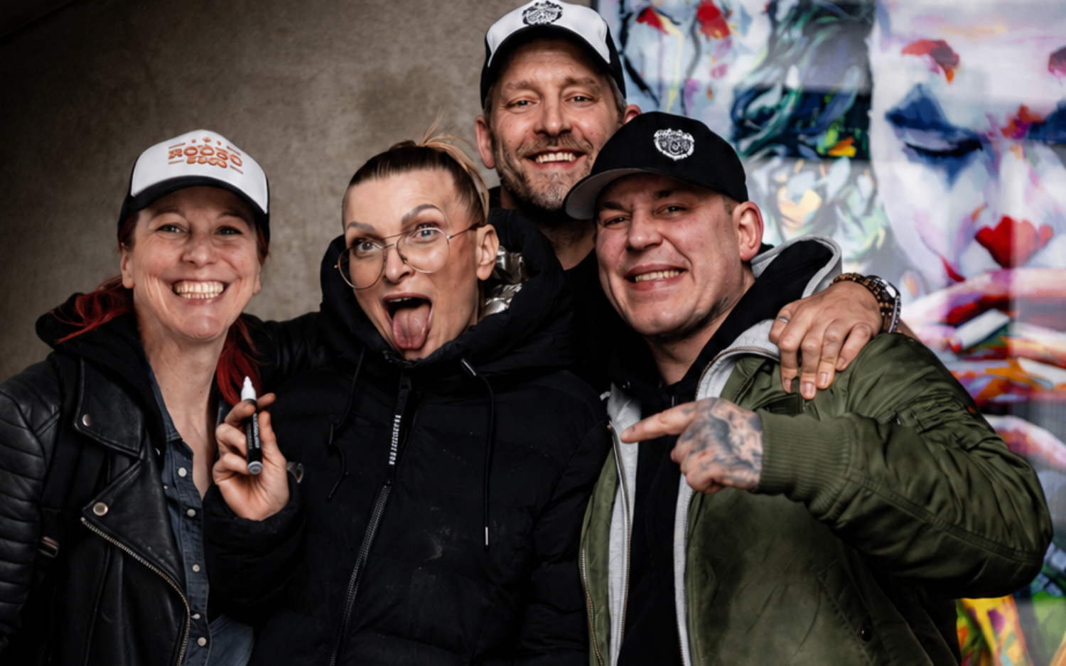 Dream-Team für den guten Zweck: Eve Chamgane (l.), Susanna Horn und Daniel Schmidt vom ELbschlosskeller und Patrick Diehr von der Kochfabrik / ©Family First 