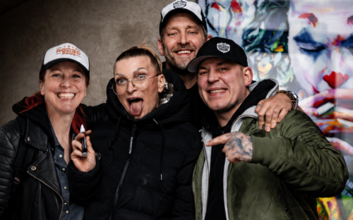 Dream-Team für den guten Zweck: Eve Chamgane (l.), Susanna Horn und Daniel Schmidt vom ELbschlosskeller und Patrick Diehr von der Kochfabrik / ©Family First 