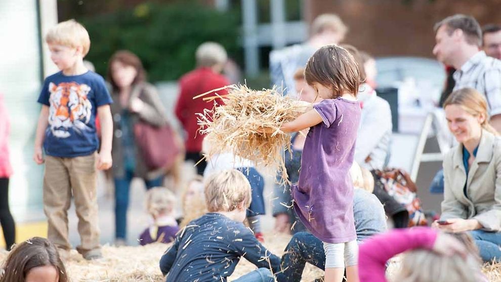 Ein vorgezogenes Erntedankfest: Auf dem Tibarg werden Weinfest und Bauernmarkt miteinander verbunden / ©Arbeitsgemeinschaft Tibarg e. V.