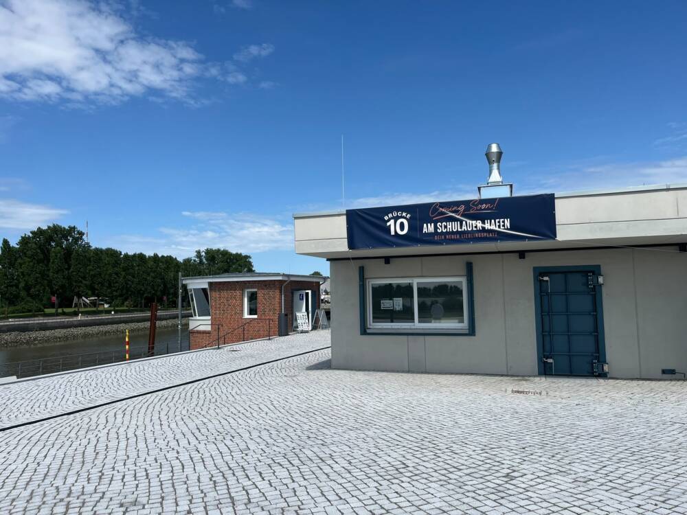 Fischbrötchen, vorbeiziehende Schiffe und Elbblick: Im Herbst eröffnet Brücke 10 am Schulauer Hafen in Wedel einen neuen maritimen Treffpunkt / ©Brücke 10