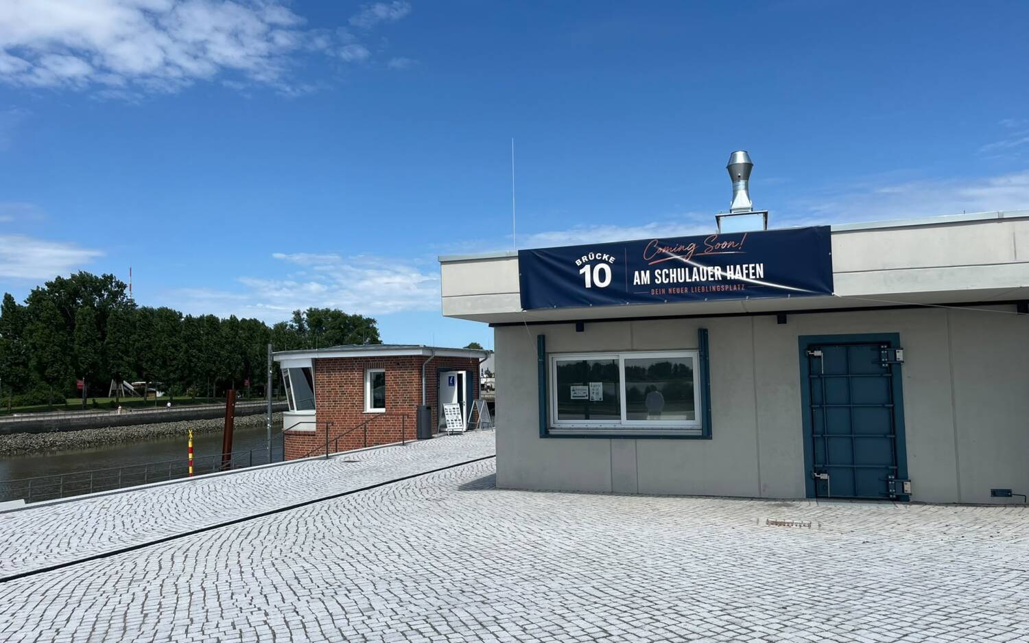 Fischbrötchen, vorbeiziehende Schiffe und Elbblick: Im Herbst eröffnet Brücke 10 am Schulauer Hafen in Wedel einen neuen maritimen Treffpunkt / ©Brücke 10