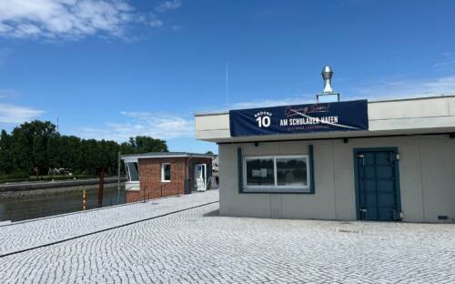 Fischbrötchen, vorbeiziehende Schiffe und Elbblick: Im Herbst eröffnet Brücke 10 am Schulauer Hafen in Wedel einen neuen maritimen Treffpunkt / ©Brücke 10