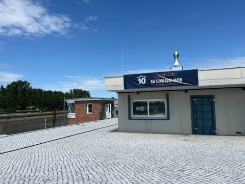 Fischbrötchen, vorbeiziehende Schiffe und Elbblick: Im Herbst eröffnet Brücke 10 am Schulauer Hafen in Wedel einen neuen maritimen Treffpunkt / ©Brücke 10