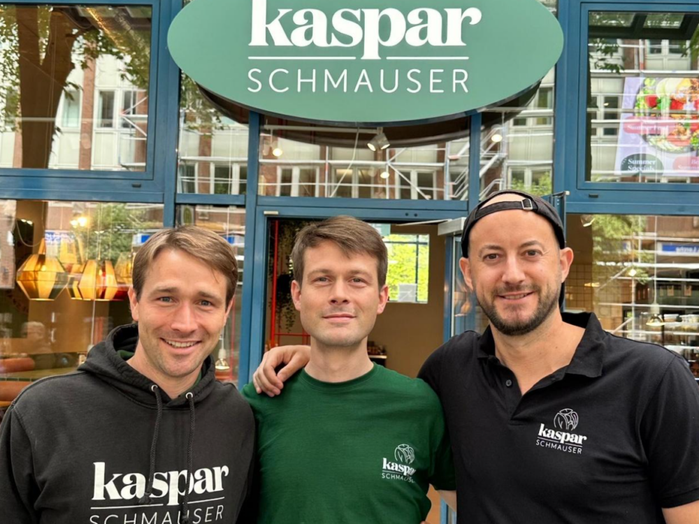 Geschäftsführer Claudius zur Linden mit Franchisepartner Maximilian zur Linden und Geschäftsführer Philipp Selzle (v. l.) / ©Kaspar Schmauser