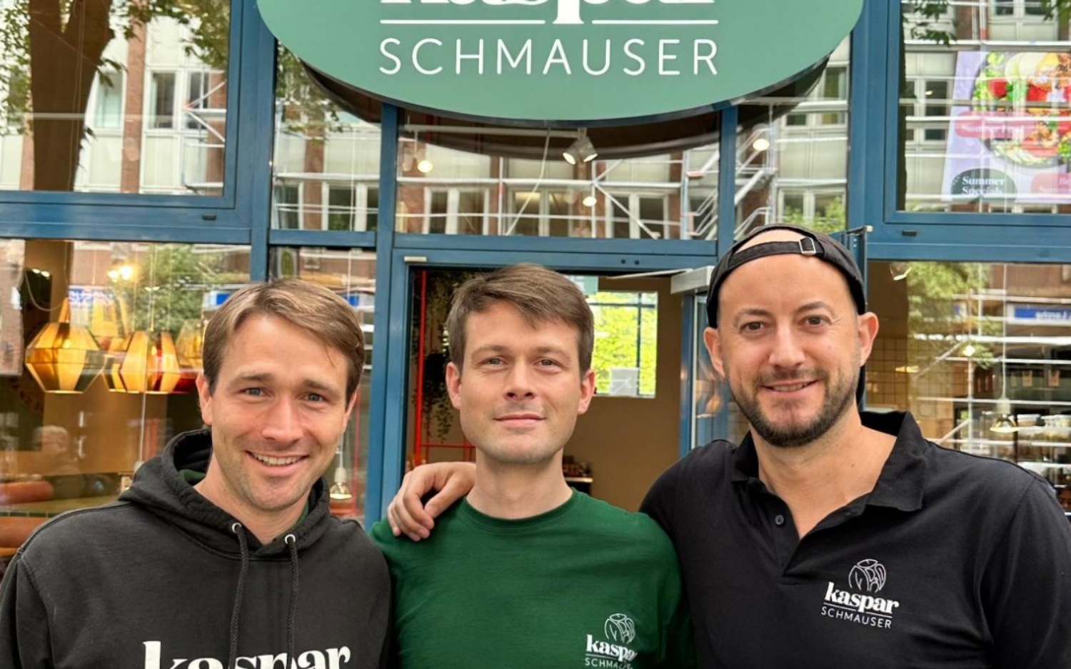 Geschäftsführer Claudius zur Linden mit Franchisepartner Maximilian zur Linden und Geschäftsführer Philipp Selzle (v. l.) / ©Kaspar Schmauser