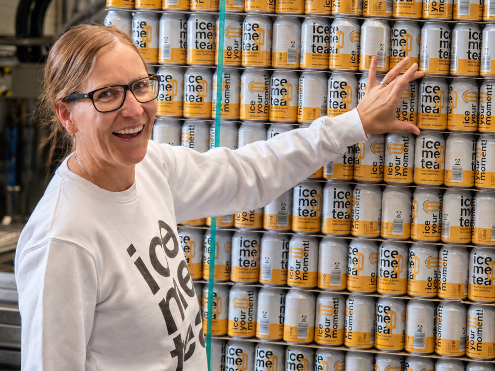 Gründerin Almut Moritz in der Icemetea-Produktion / ©Icemetea